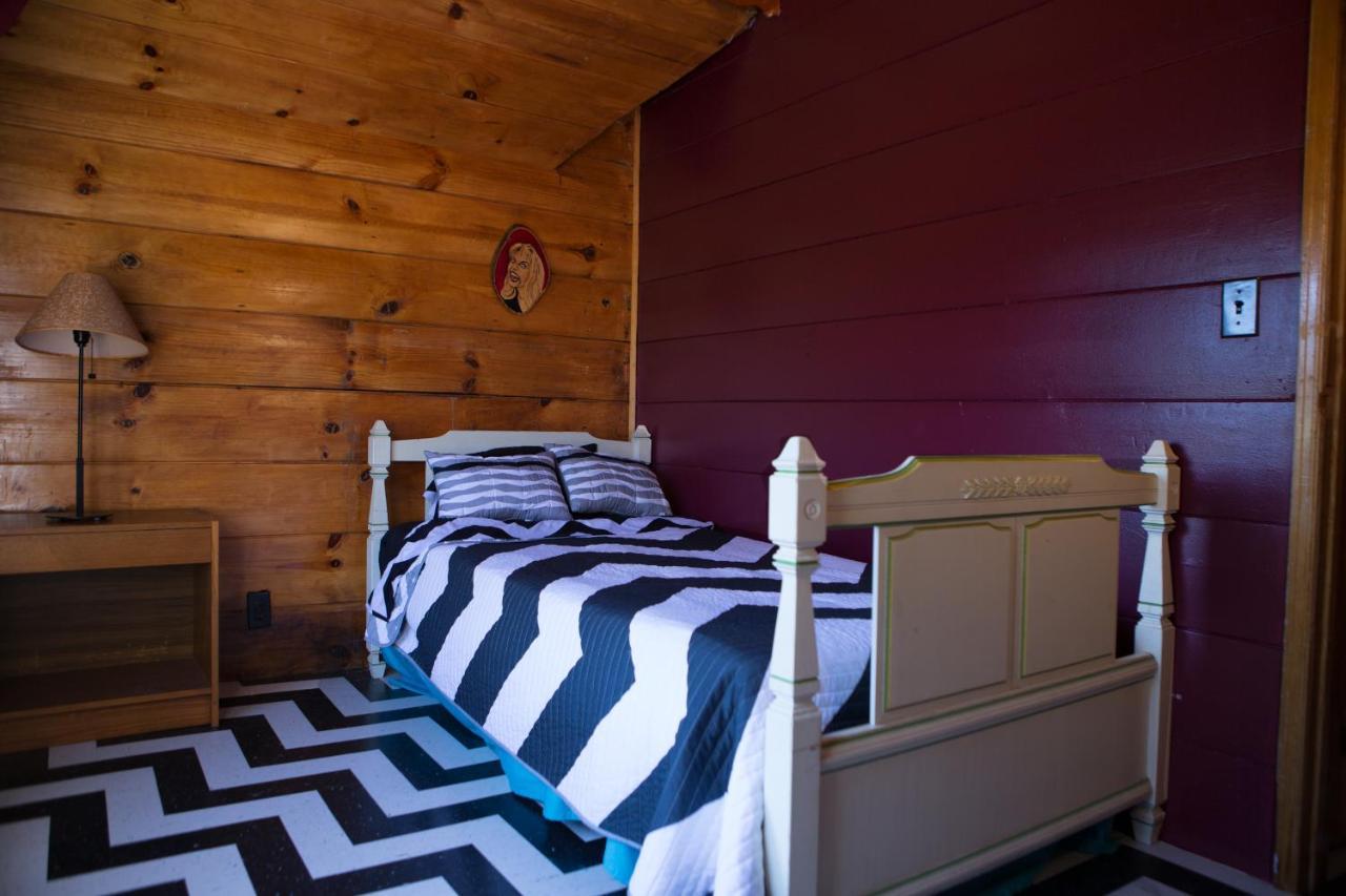 Hicksville Pines Chalets & Motel Idyllwild Esterno foto